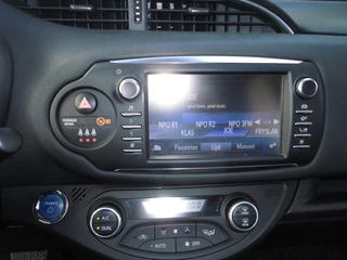 Toyota Yaris Toyota Yaris 1.5 Hybrid Dynamic Automaat two-tone-camera-pdc - afbeelding nr 17
