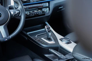 BMW 1 Serie BMW 1-serie M140i LCI2 | Schuifdak | Navi Pro | 719M | M Sport onderstel | Zaero diffuser | Alpinweiss - afbeelding nr 25