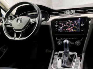 Volkswagen Passat 218Pk Automaat (DIGITAL COCKPIT, APPLE CARPLAY, GROOT NAVI, CAMERA, GETINT GLAS, ALCANTARA, SPORTSTOELEN, ADAPTIVE CRUISE, STOELVERWARMING, LED KOPLAMPEN, KEYLESS, NIEUWSTAAT) - afbeelding nr 7