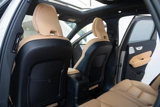 Volvo XC60 Volvo XC60 2.0 T8|455PK AWD|Org NL|1ste Eig|Ultimate Bright|Luchtv.|Bowers & Wilkins|Trekhaak|Head-Up|Pano|Crystal|Dealer Onderhouden - afbeelding nr 43