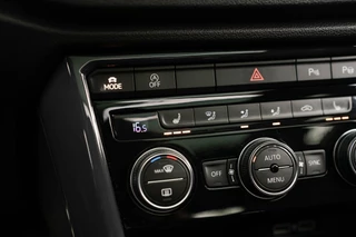 Volkswagen T-Roc Volkswagen T-ROC 1.5 TSI Sport Bus R / Pano / Cam / Trekhaak - afbeelding nr 42