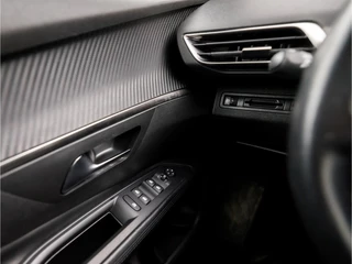 Peugeot 5008 Automaat (APPLE CARPLAY, GROOT NAVI, LEDER, STOELVERWARMING, SPORTSTOELEN, GETINT GLAS, TREKHAAK, CRUISE, LANE ASSIST, NIEUWE APK, NIEUWSTAAT) - afbeelding nr 23