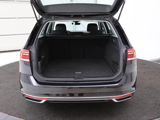 Volkswagen Passat Volkswagen Passat 1.4 TSI PHEV GTE | Stoelverwarming | Camera |  Adaptive cruise | Matrix LED | Massage | Carplay | Navigatie | Side Assist - afbeelding nr 26