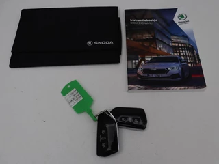 Škoda Octavia Skoda Octavia 1.4 TSI RS iV PHEV Business | Panoramadak |  Leder/Alcantara | Adaptive cruise | Massage | Camera | Side Assist | Matrix LED | Carplay | Memory | Navigatie - afbeelding nr 16