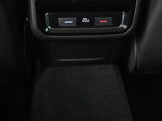 Volkswagen Passat Volkswagen Passat 1.4 TSI GTE | Panoramadak | Stoelverwarming |  Trekhaak | Adaptive cruise | Camera | Carplay | Leder/Alcantara | Full LED | Virtual Cockpit - afbeelding nr 31