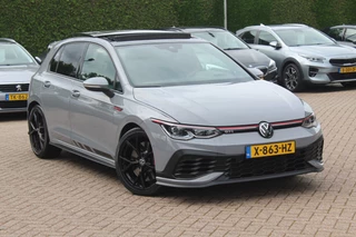 Volkswagen Golf Volkswagen Golf 2.0 TSI GTI Clubsport / Panoramadak / Camera / Head-up / 19'' / IQ Lights / Keyless / Dodehoek / DAB / Stoelverwarming / ACC - afbeelding nr 1