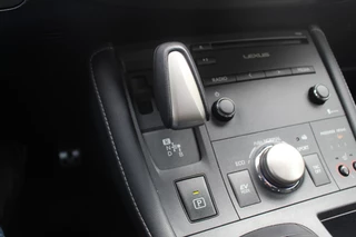 Lexus CT Lexus CT 200h 25th Edition / Camera / Schuifdak / Alcantara / Navigatie / 16'' / Getint glas / Stoelverwarming / Cruise Control - afbeelding nr 28
