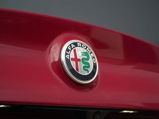 Alfa Romeo Giulia Alfa Romeo Giulia 2.0 Turbo 280 PK Competizione Q4 AWD | Harman | Veloce | 19