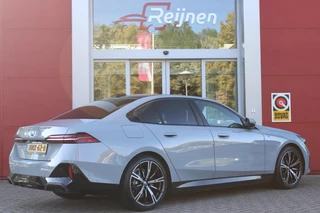 BMW 5 Serie BMW 5-serie 530e M-SPORT PRO 300PK (nieuw model) | PANORAMA DAK | M-SPORT PAKKET | M-SPORT AERODYNAMICA |  M-SPORT NAPPALEDEREN STUURWIEL MET SPORTBOOST FUNCTIE | BMW SHADOWLINE ADAPTIEVE LED KOPLAMPEN | ELEKTRISCH BEDIENBARE ACHTERKLEP |  BMW INDIVIDIUAL HIGH GLOSS EXTERIEUR RAAMLIJST AFWERKING | BMW LIVE COCKPIT PROFESSIONAL | ELEKTRISCH VERSTELBARE VOORSTOELEN MET VENTILATIE / VERWARMING EN GEHEUGEN OP DE BESTUURDERSSTOEL |  ACHTERBANKVERWARMING | 4-ZONE CLIMATE CONTROL | DONKER GETINTE ACHTERRUITEN | DONKERE HEMELBEKLEDING | DRIVE ASSISTANT | HARMAN KARDON Hi-Fi GELUIDSSYSTEEM| DRAARLOZE TELEFOONLADER | DRAADLOOOS APPLE CARPLAY / ANDROID AUTO | KLASSE 3 ALARM | COMFORT ACCESS | 20