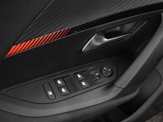 Peugeot 2008 Peugeot 2008 1.2 PureTech Active Pack | Navigatie | Airco | Cruise Control | Led | Parkeer sensoren - afbeelding nr 12