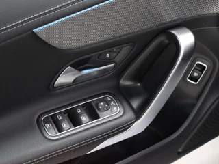 Mercedes-Benz CLA Mercedes-Benz CLA 180 Business Solution Luxury [SCHUIFKANTELDAK, SFEERVERLICHTING, CAMERA, WIDESCREEN, VOL LEDER, STOELVERWARMING, PDC V+A, CRUISE, CLIMATE, NIEUWSTAAT] - afbeelding nr 13