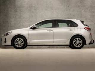 Hyundai i30 (APPLE CARPLAY, NAVIGATIE, CAMERA, CLIMATE, TREKHAAK, SPORTSTOELEN, CRUISE, LM VELGEN, NIEUWSTAAT) - afbeelding nr 2