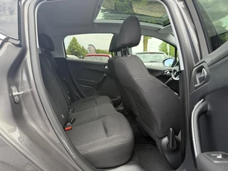 Peugeot 208 Peugeot 208 1.2 PureTech Allure Navi,Pano,Camera,Clima,Cruise,Apple Carplay,N.A.P,110pk,APK tot 09-2026 - afbeelding nr 9