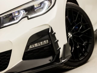 BMW 3 Serie BMW 3 Serie 330i High Executive M Sport 259Pk Automaat (SCHUIFDAK, M PAKKET, HEAD-UP DISPLAY, LASER KOPLAMPEN, CARBON INLEG, HARMAN/KARDON, LEDER/ALCANTARA, APPLE CARPLAY, STUUR/STOELVERWARMING, NIEUWSTAAT) - afbeelding nr 19