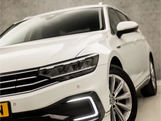 Volkswagen Passat Volkswagen Passat Variant 1.4 TSI PHEV GTE Business 218Pk Automaat (DRAADLOOS APPLE CARPLAY, GROOT NAVI, CLIMATE, LEDER/ALCANTARA, TREKHAAK, STOELVERWARMING, CAMERA, ADAPTIVE CRUISE, KEYLESS, NIEUWSTAAT) - afbeelding nr 17
