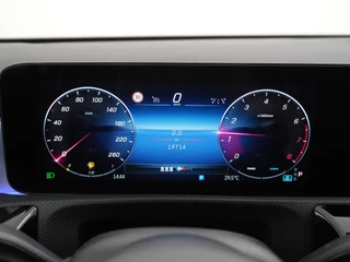 Mercedes-Benz A-Klasse Mercedes-Benz A-Klasse A180 AMG // Multibeam LED // Sfeerverlichting // Adaptief Onderstel // 19