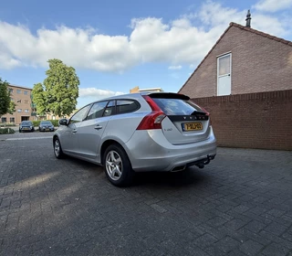 Volvo V60 Volvo V60 2.0 D4 MOMENTUM EURO 6 Dealer onderhouden 181PK - afbeelding nr 3