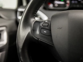Peugeot 2008 Automaat (APPLE CARPLAY, NAVIGATIE, CAMERA, CLIMATE, CRUISE, SPORTSTOELEN, PARKEERSENSOREN, NIEUWE APK, NIEUWSTAAT) - afbeelding nr 19