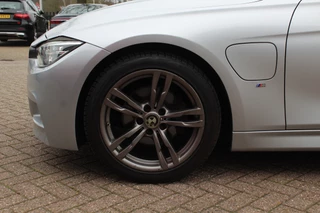 BMW 3 Serie BMW 3 Serie 330e Centennial Exe. M Sport / Schuifdak / Alcantara / 18'' / Navigatie / Parkeerhulp achter / Cruise Control - afbeelding nr 13