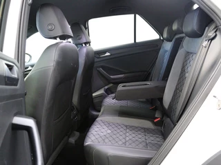 Volkswagen T-Roc Volkswagen T-Roc 1.5 TSI R-Line | Parkeersensoren | Stoelverwarming | Carplay | - afbeelding nr 15