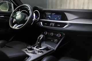 Alfa Romeo Stelvio Alfa Romeo STELVIO 2.0 T AWD 6C Villa d'Este / Acc / Lane Assist / HK / Dode Hoek / Camera / Open Panoramadak / Led / Pdc / 20 Inc - afbeelding nr 6