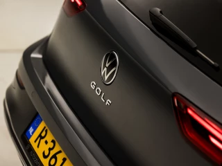 Volkswagen Golf Volkswagen Golf 1.5 TSI Sportline 150Pk (APPLE CARPLAY, GROOT NAVI, STUUR/STOELVERWARMING, SFEERVERLICHTING, SPORTSTOELEN, GETINT GLAS, KEYLESS, ADAPTIVE CRUISE, PARKEERSENSOREN, NIEUWE APK, NIEUWSTAAT) - afbeelding nr 31