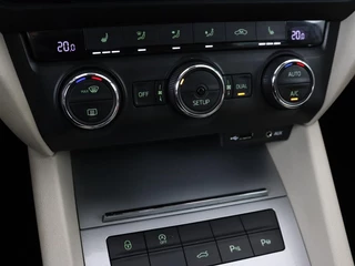 Škoda Octavia Skoda Octavia 1.2 TSI Elegance | Panoramadak | Leder |  Stoelverwarming | Xenon | Navigatie | Climate control | Keyless | Bluetooth | Cruise control - afbeelding nr 27