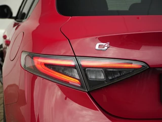 Alfa Romeo Giulia Alfa Romeo Giulia 2.0 Turbo 280 PK Competizione Q4 AWD | Harman | Veloce | 19