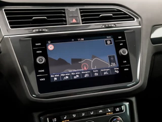 Volkswagen Tiguan Volkswagen Tiguan 1.5 TSI ACT Sportline Business 150Pk Automaat (PANORAMADAK, APPLE CARPLAY, GROOT NAVI, LED KOPLAMPEN, KEYLESS, LEDEREN SPORTSTOELEN, STOELVERWARMING, ADAPTIVE CRUISE, ELEK ACHTERKLEP, GETINT GLAS, NIEUWSTAAT) - afbeelding nr 30
