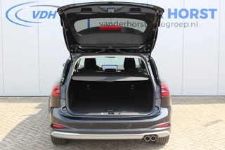 Ford Focus Trekgewicht 1.500kg ! Slechts 8.100km ! Ruim €. 9.000,- beneden de nieuwprijs ! Volautm. airco dual, navigatie, telefoonvoorb., adaptive cruise control, LED verlichting, metallic lak, camera, front-, lane- en side assist, LM wielen, Isofix etc. - afbeelding nr 9