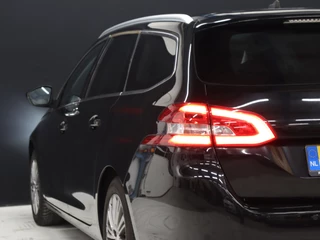 Peugeot 308 Peugeot 308 SW 1.2 PureTech Blue Lease Premium [CARPLAY, CRUISE CONTROL, DENON AUDIO INSTALLATIE, TREKHAAK, CAMERA, PDC V+A, NAVIGATIE, NIEUWSTAAT] - afbeelding nr 5