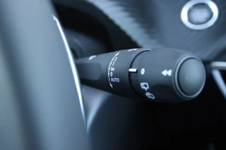 Peugeot 2008 Peugeot 2008 1.2 Hybrid 136PK AUTOMAAT ALLURE | NIEUWE AUTO! | KEYLESS ENTRY/START | PARKEERSENSOREN VOOR + ACHTER | 17