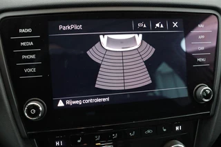Škoda Octavia Skoda Octavia 1.0 TSI Clever Edition | Stoelverwarming | Carplay | Trekhaak | Half leder | Navigatie | DAB | Climate control | PDC | Cruise control - afbeelding nr 10