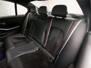 BMW 3 Serie BMW 3 Serie 320i M Sport 184Pk Automaat (APPLE CARPLAY, M PAKKET, GROOT NAVI, SFEERVERLICHTING, LEDER/ACANTARA, SPORTSTOELEN, GETINT GLAS, PARKEERSENSOREN, NIEUWE APK, NIEUWSTAAT) - afbeelding nr 14