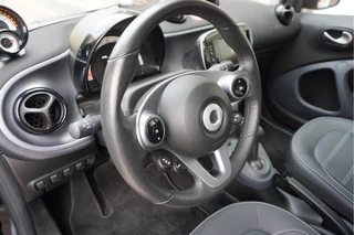 Smart Fortwo Verwarmd stuurwiel | Stoelverwarming | Cruise control | LED pakket | 15inch sportvelgen | Touchscreen Full Map Navigatie | BlueTooth interface | Mirrorlink/ Android Auto | Achteruitrijcamera | Parkeersensoren | - afbeelding nr 24