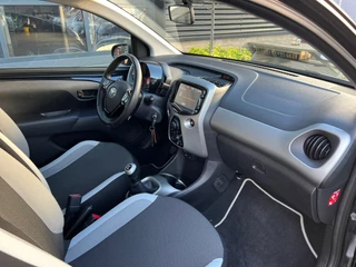 Toyota Aygo Toyota Aygo 1.0 VVT-i x-play | Achteruitrijcamera | Cruise Control | Airconditioning | Elektrische Ramen | - afbeelding nr 37