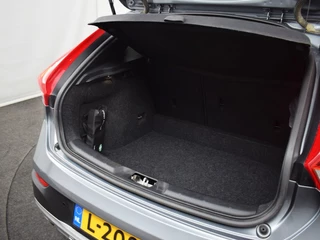 Volvo V40 Volvo V40 Cross Country 1.5 T3 Summum | Leder • Standkachel • Keyless • Goed onderhouden - afbeelding nr 10