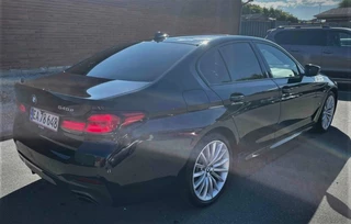 BMW 5 Serie BMW 5 Serie 545e 394Pk X Drive M-Sport Plug in Hybrid HUD Laser Luchtvering Soft close - afbeelding nr 3