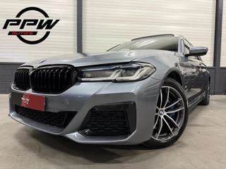 BMW 5 Serie BLUESTONE-METALLIC/PANO/H&K/HEAD-UP/LASER/KEYLESS/DISPLAY-KEY/CARPLAY/STANDKACHEL/SHADOW-LINE/PRIVACY/NET OH BEURT GEHAD BIJ BMW DEALER - afbeelding nr 1