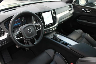 Volvo XC60 Volvo XC60 T6 Recharge AWD R-Design | Longe Range | Panoramadak | Stoelverwarming | 360° Camera | HUD | Trekhaak | Harman / Kardon | Glossy Black - afbeelding nr 17