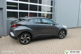 Toyota C-HR Toyota C-HR 1.8 Hybrid Dynamic 1e Eigenaar NL Auto | Parkeersensoren | Full Led. - afbeelding nr 2
