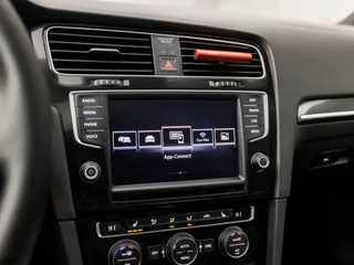 Volkswagen Golf 230Pk Automaat (SCHUIFDAK, APPLE CARPLAY, NAVIGATIE, ALCANTARA, DYNAMISCHE KNIPPERLICHTEN, STOELVERWARMING, CAMERA, KEYLESS, ADAPTIVE CRUISE, GETINT GLAS, NIEUWE APK, NIEUWSTAAT) - afbeelding nr 25