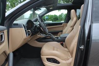 Porsche Cayenne Porsche Cayenne 3.0 E-Hybrid Platinum Edition / Trekhaak / Panoramadak / 360Camera / 22'' / Matrix LED / Luchtvering / Sportdesign / Sportchrono / Keyless / Stoelventilatie / Stuurverwarming / Dodehoek / DAB / ACC - afbeelding nr 10