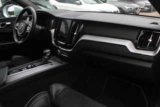 Volvo XC60 Volvo XC60 2.0 T4 R-Design / 360Camera / Leder&Alcantara / 20'' / Navigatie / Dodehoek / DAB / Cruise Control - afbeelding nr 13
