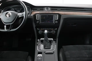 Volkswagen Passat Volkswagen Passat 1.4 TSI TSI Highline | Stoelverwarming | Carplay |  Trekhaak| Leder/Alcantara | Full LED | Navigatie | Adaptive cruise | Climate control - afbeelding nr 7