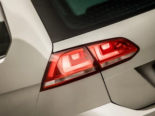 Volkswagen Golf Automaat (APPLE CARPLAY, NAVIGATIE, CLIMATE, STOELVERWARMING, GETINT GLAS, SPORTSTOELEN, CRUISE, PARKEERSENSOREN, LM VELGEN, NIEUWSTAAT) - afbeelding nr 28