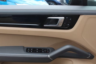 Porsche Cayenne Porsche Cayenne 3.0 E-Hybrid Platinum Edition / Trekhaak / Panoramadak / 360Camera / 22'' / Matrix LED / Luchtvering / Sportdesign / Sportchrono / Keyless / Stoelventilatie / Stuurverwarming / Dodehoek / DAB / ACC - afbeelding nr 33