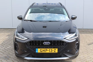 Ford Focus Trekgewicht 1.500kg ! Slechts 8.100km ! Ruim €. 9.000,- beneden de nieuwprijs ! Volautm. airco dual, navigatie, telefoonvoorb., adaptive cruise control, LED verlichting, metallic lak, camera, front-, lane- en side assist, LM wielen, Isofix etc. - afbeelding nr 3