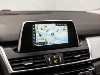 BMW 2 Serie Automaat (NAVIGATIE, CLIMATE, PARKEERSENSOREN, LED KOPLAMPEN, SPORTSTOELEN, CRUISE, TREKHAAK, ELEK ACHTERKLEP, NIEUWSTAAT) - afbeelding nr 8