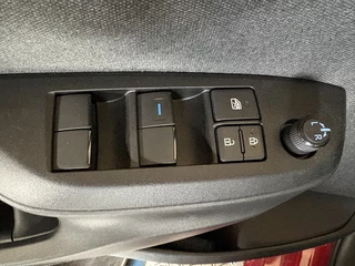 Toyota Yaris Toyota Yaris 1.5 Hyb. Dynamic ACHTER CAMERA-NAVI-BLUETOOTH - Allseason - afbeelding nr 17